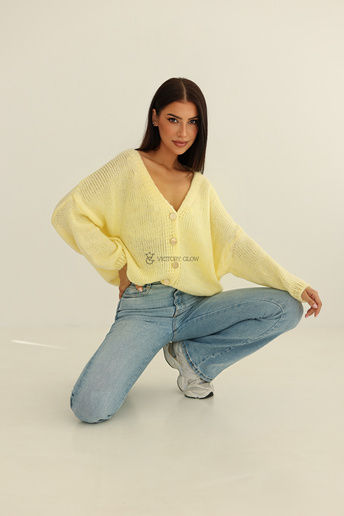 Sweter oversize zapinany na guziki Roma zółty