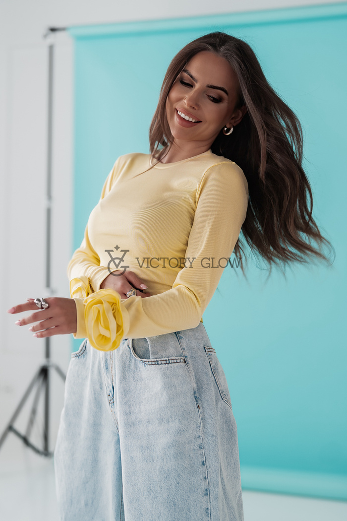 Dopasowana bluzka w prążek z różą Iga żółta