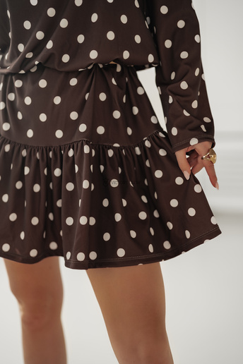 Prosta sukienka z falbanką w groszki Kama czekoladowa
