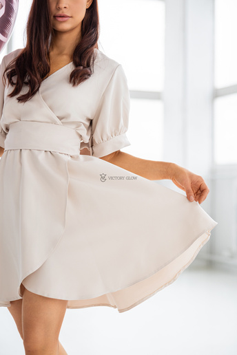 kopertowa sukienka z krótkimi rękawami Sybill beżowa