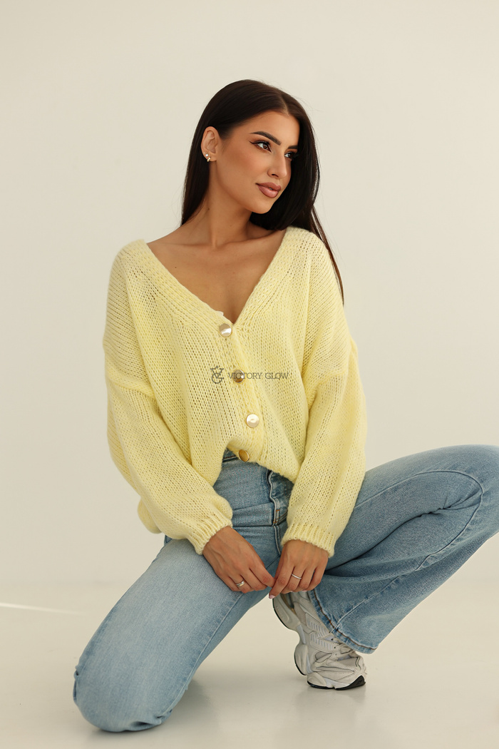 Sweter oversize zapinany na guziki Roma zółty
