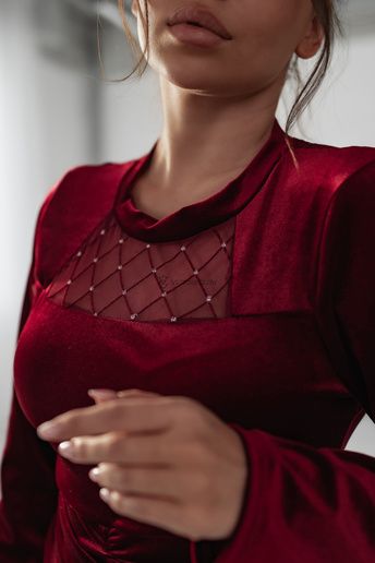 Welurowa sukienka z marszczeniami Martha bordowa