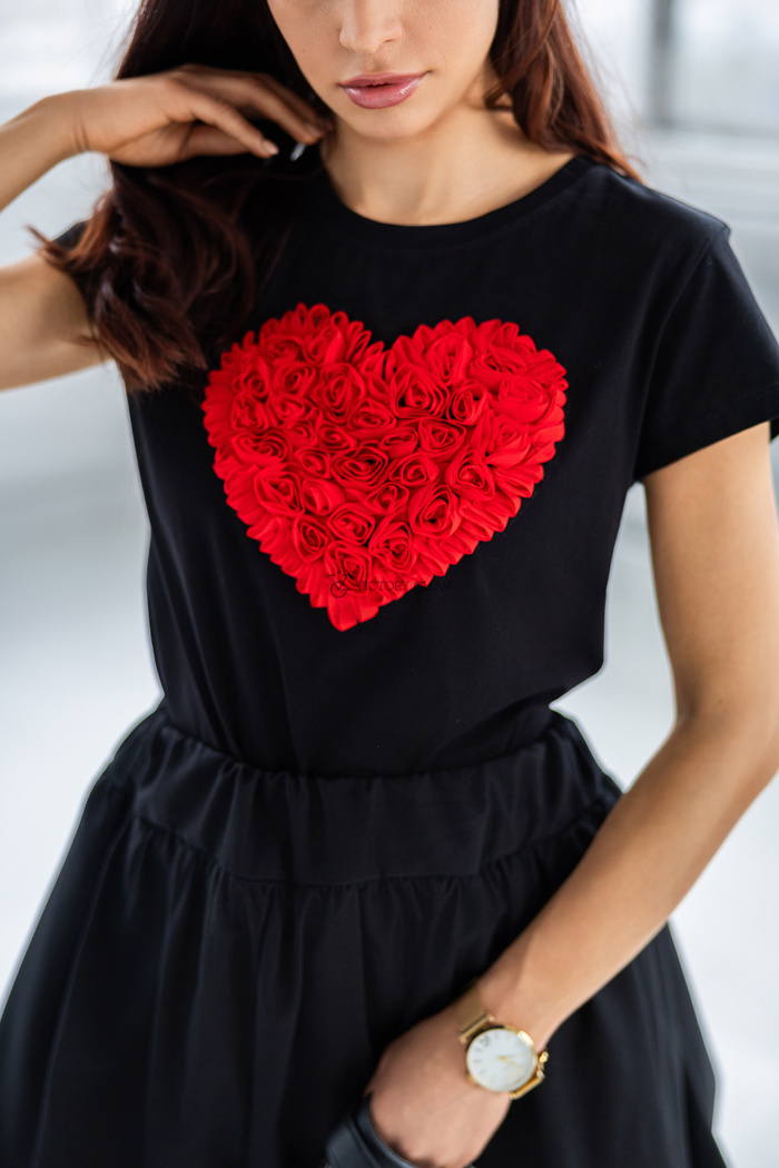 T-shirt Heart  z aplikacją czarny z czerwonym sercem