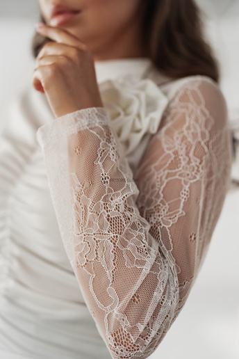 Bluzka w prążek z koronkowymi rękawami Otti biała