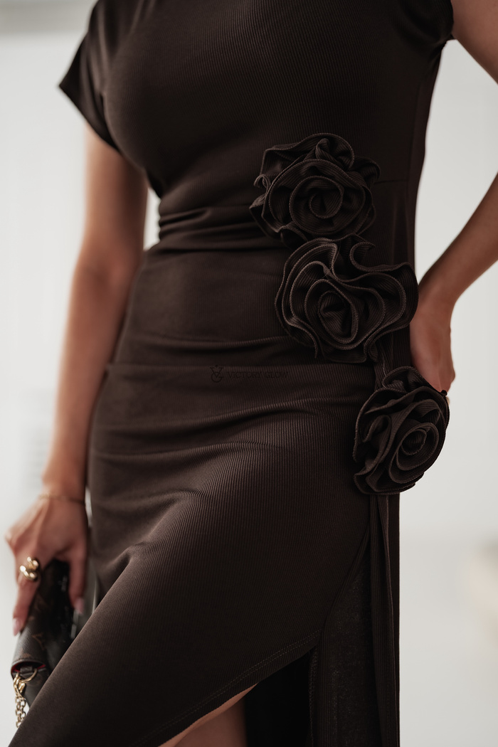 Dopasowana sukienka z rozporkiem Figga czekoladowa