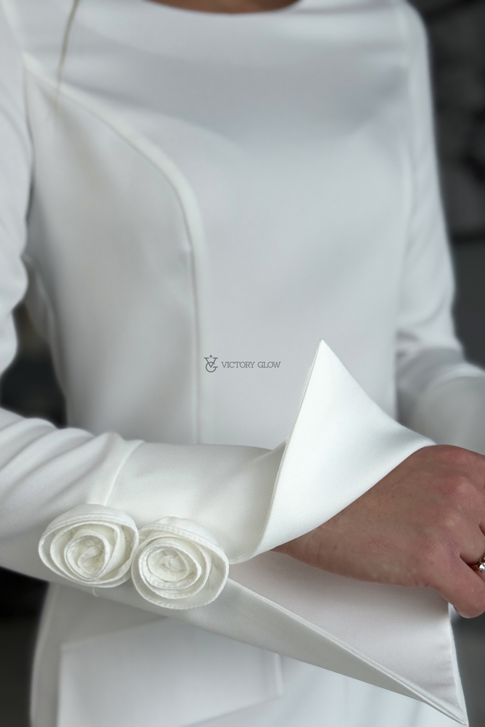 Ołówkowa sukienka z różą na rękawach Marly biała