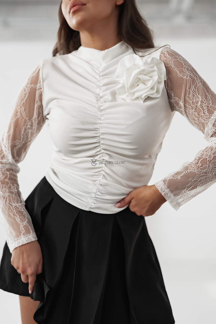 Bluzka w prążek z koronkowymi rękawami Otti biała