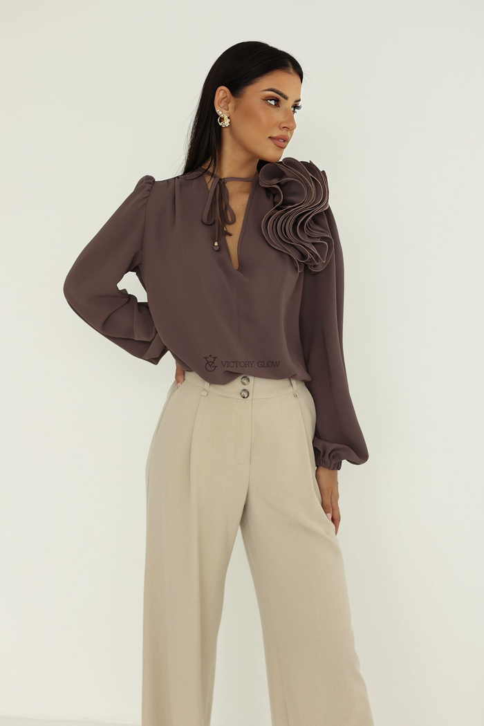 Elegancka bluzka z kwiatem Rose fango