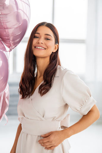 kopertowa sukienka z krótkimi rękawami Sybill beżowa