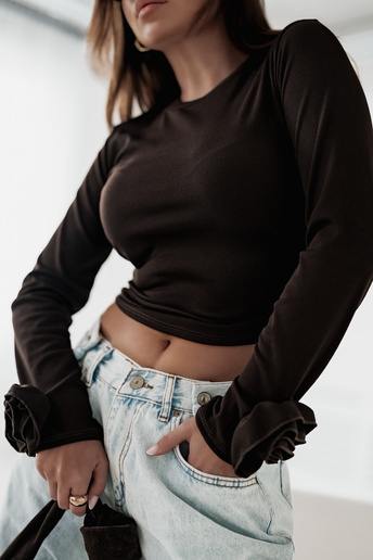 Dopasowana bluzka w prążek z różą Iga czekoladowa