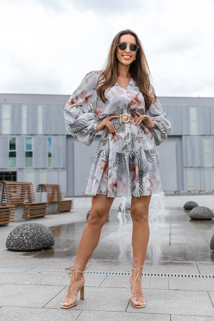 Kolorowa sukienka z paskiem i falbaną La Diva