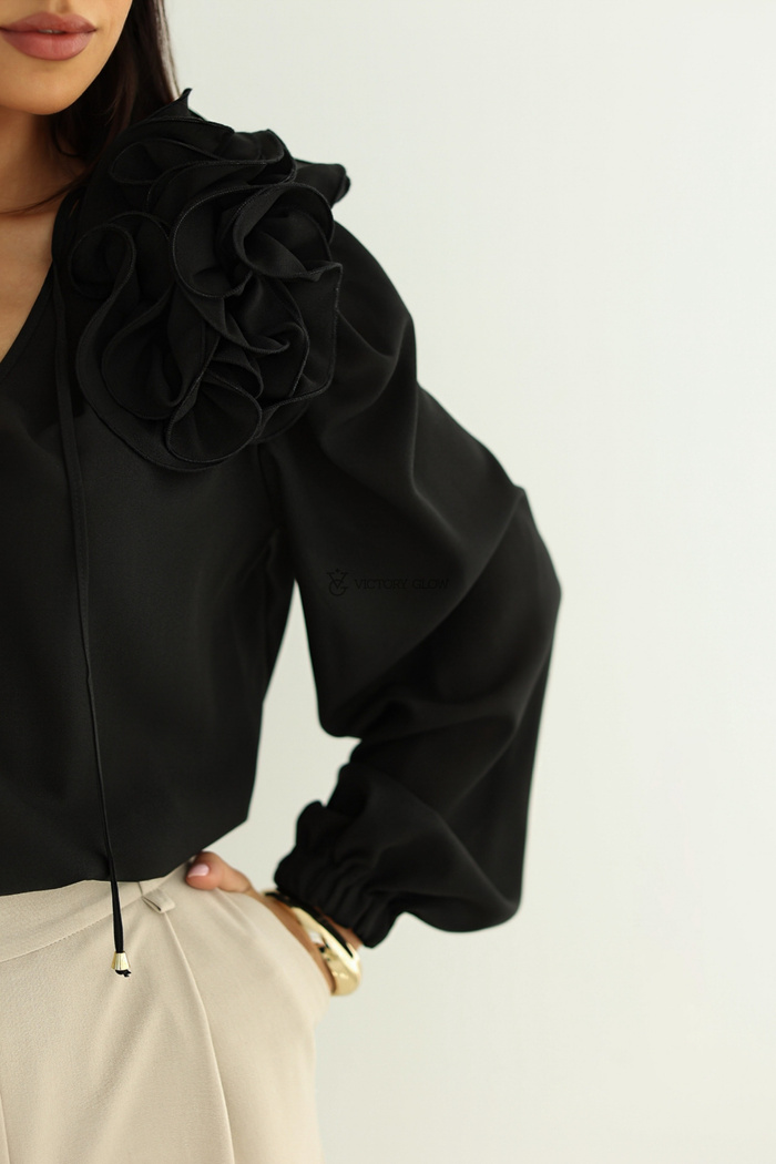 Elegancka bluzka z kwiatem Rose czarna