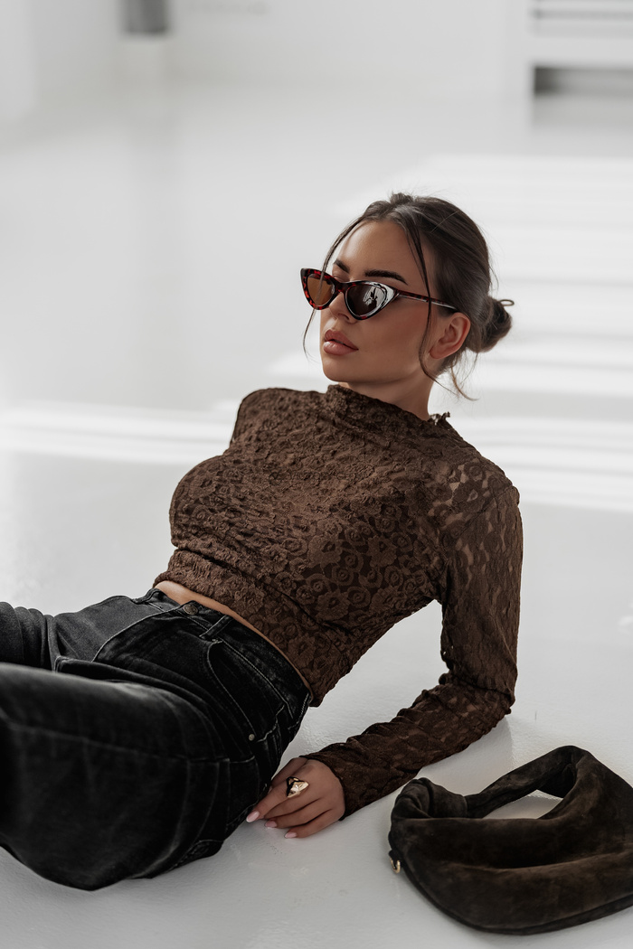 Koronkowa krótka bluzka Marti czekoladowa