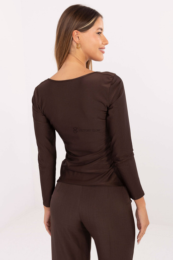Dopasowana bluzka z klamrą Charlotte czekoladowa