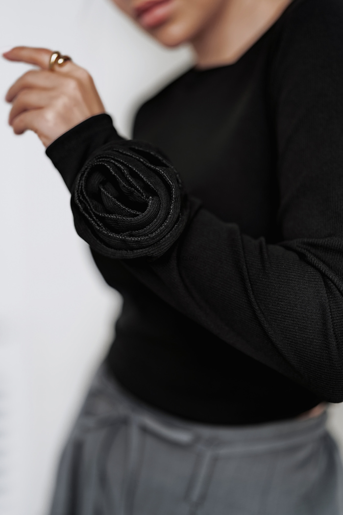 Dopasowana bluzka w prążek z różą Iga czarna