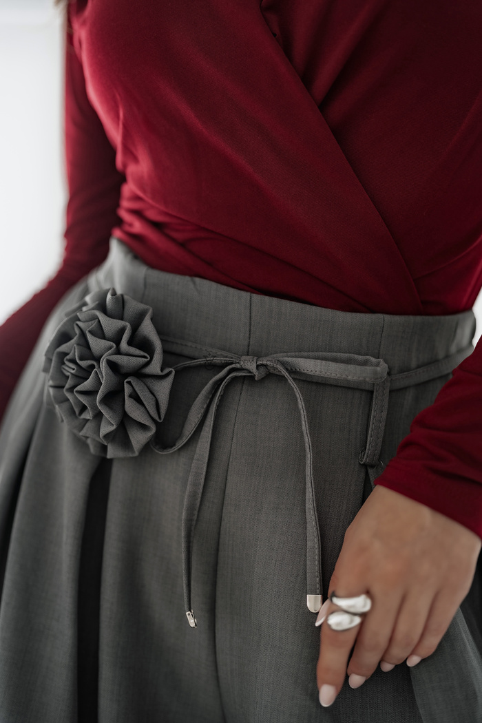 Szerokie spodnie z różą Mila szare