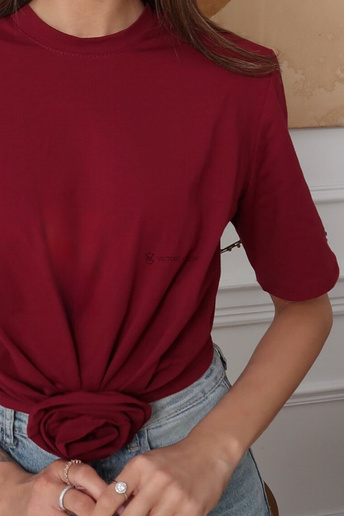 T-shirt Betti z różą w talii bordo