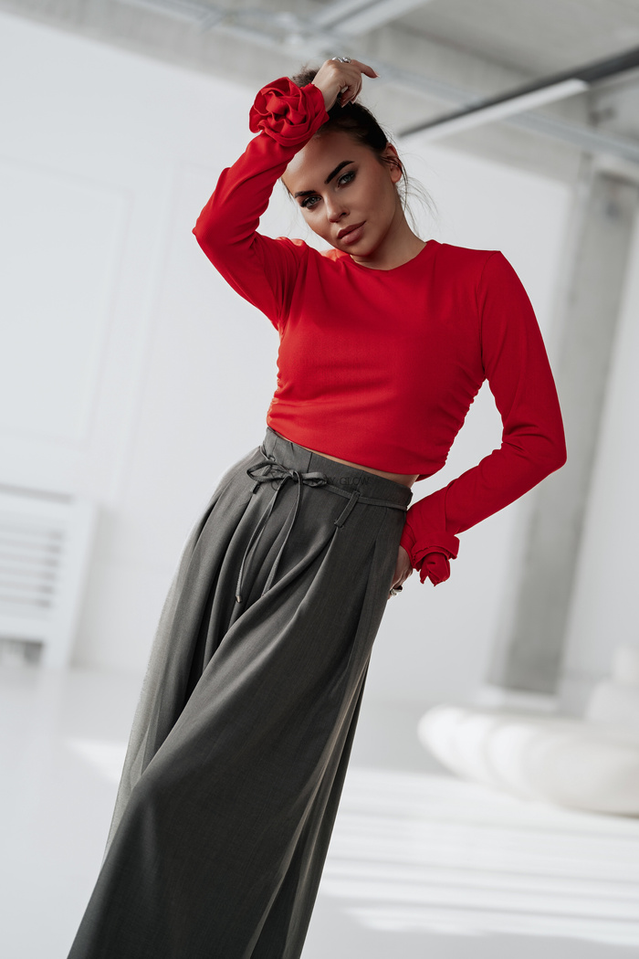 Dopasowana bluzka w prążek z różą Iga czerwona