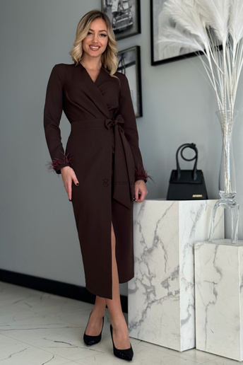 Kopertowa sukienka midi z piórkami Nicol czekoladowa