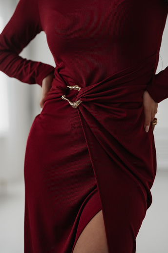 Prążkowana sukienka z klamrą Clare bordowa