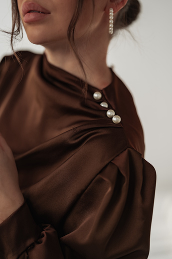 Satynowa bluzka z perełkami Qunii brązowa