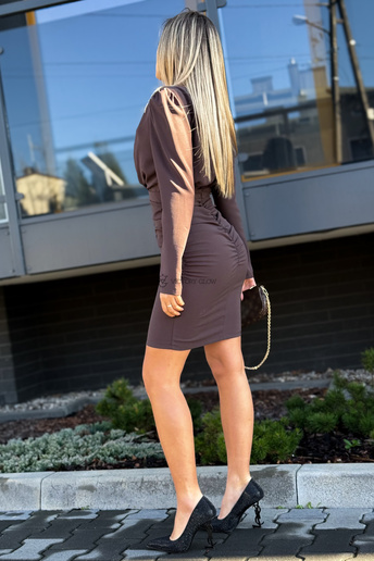 Dopasowana sukienka z marszczeniami Tyra czekoladowa