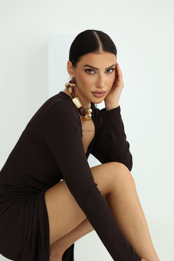 Dopasowana sukienka z rozporkiem Lana czekoladowa