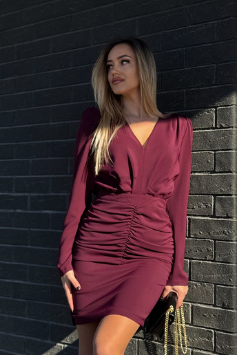 Dopasowana sukienka z marszczeniami Tyra bordowa