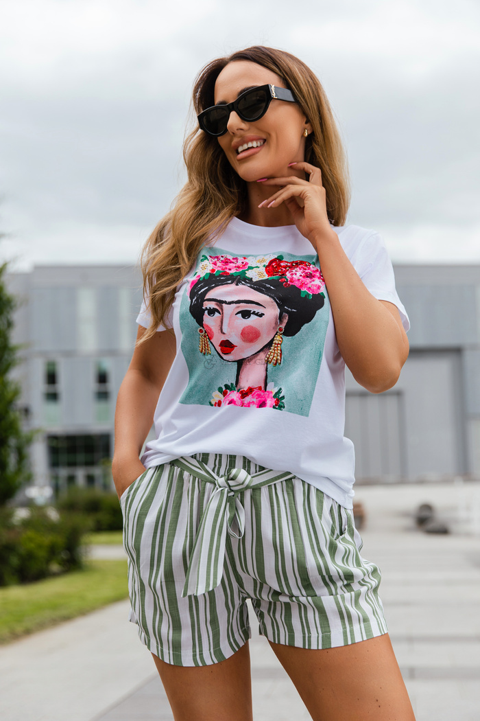 Klasyczny t-shirt Frida z nadrukiem i aplikacjami biały mięta