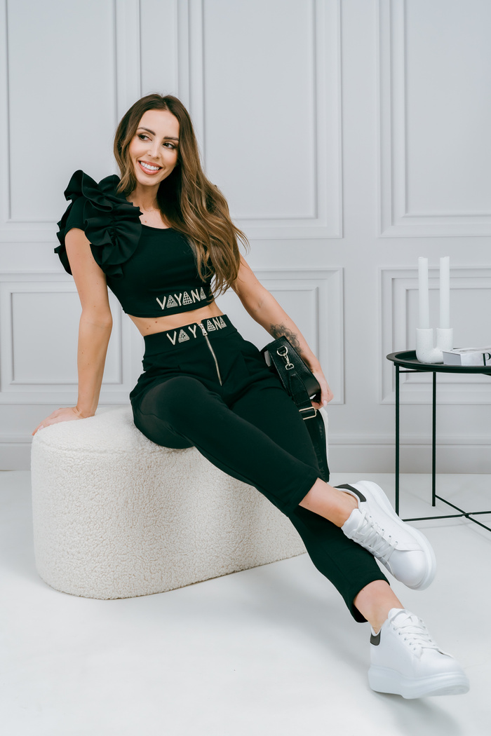Czarny crop top Melodie z falbanami i haftem