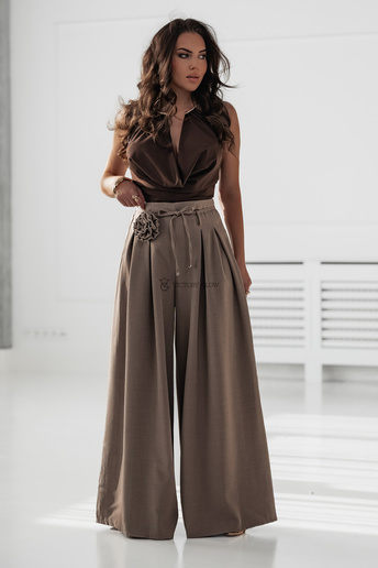 Efektowne body z głębokim dekoltem Gabby czekoladowe