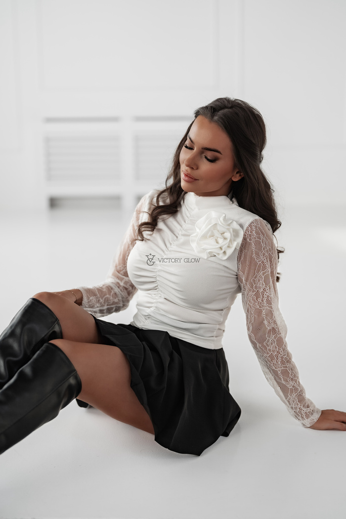 Bluzka w prążek z koronkowymi rękawami Otti biała