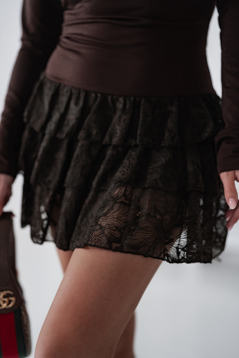 Sukienka z koronkowymi falbanami Fabia czekoladowa