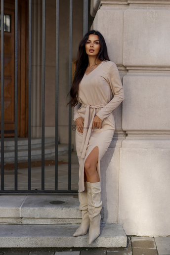 Beżowa sukienka midi Katia z paskiem