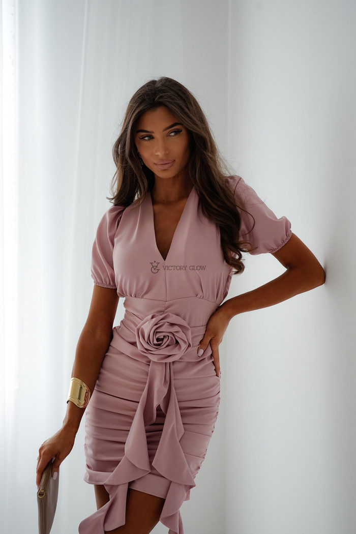 Dopasowana sukienka z marszczeniami i różą krótkie rękawy Sue pudrowy róż