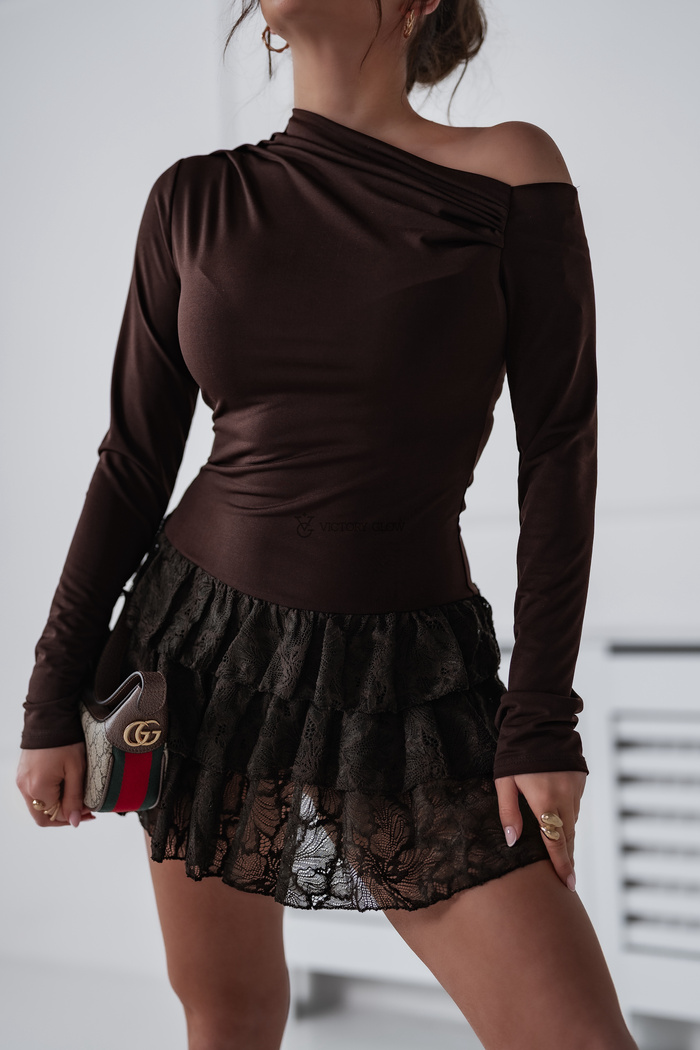 Sukienka z koronkowymi falbanami Fabia czekoladowa