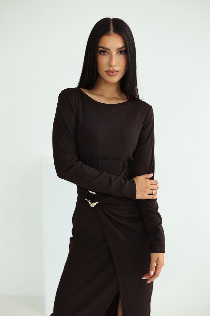 Prążkowana sukienka z klamrą Clare czekoladowa