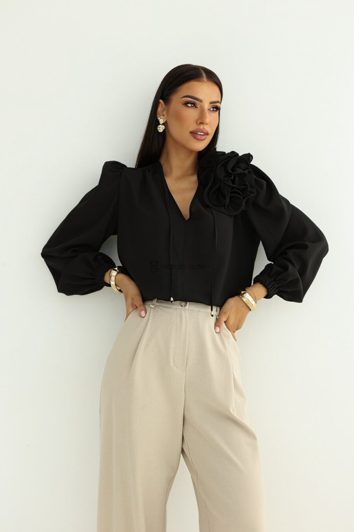 Elegancka bluzka z kwiatem Rose czarna