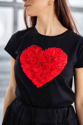 T-shirt Heart  z aplikacją czarny z czerwonym sercem