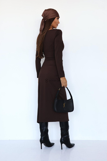 Prążkowana sukienka z klamrą Clare czekoladowa