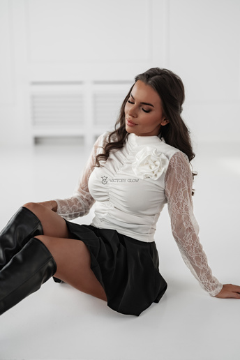 Bluzka w prążek z koronkowymi rękawami Otti biała