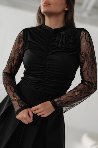 Bluzka w prążek z koronkowymi rękawami Otti czarna