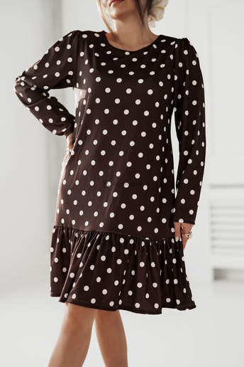 Prosta sukienka z falbanką w groszki Kama czekoladowa