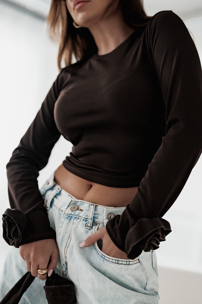 Dopasowana bluzka w prążek z różą Iga czekoladowa