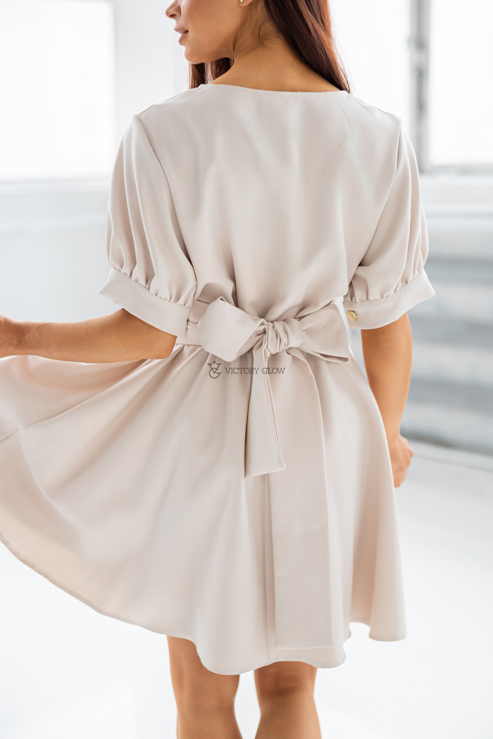 kopertowa sukienka z krótkimi rękawami Sybill beżowa