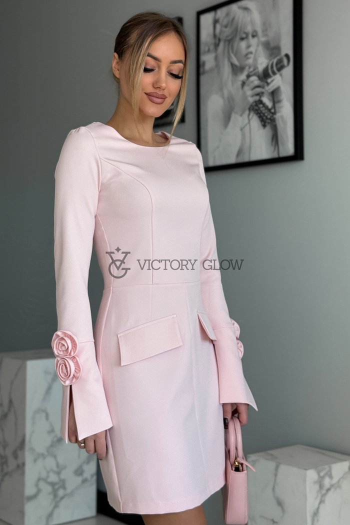 Ołówkowa sukienka z różą na rękawach Marly różowa