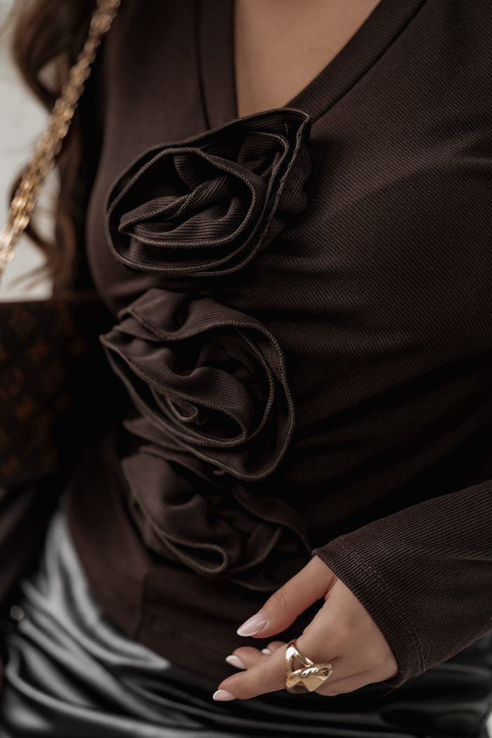 Dopasowana bluzka w prążek z różami Patti czekoladowa