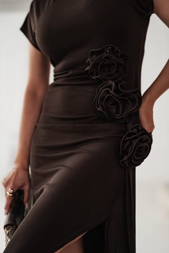 Dopasowana sukienka z rozporkiem Figga czekoladowa