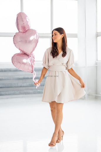 kopertowa sukienka z krótkimi rękawami Sybill beżowa