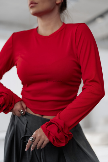 Dopasowana bluzka w prążek z różą Iga czerwona